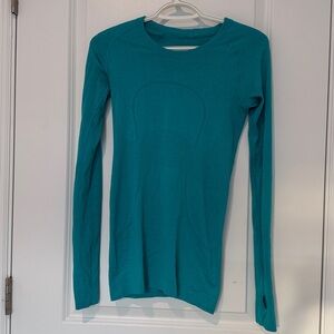 Lulu lemon swiftly tech long sleeve shirt. Hip length. Size 4. Good as new.